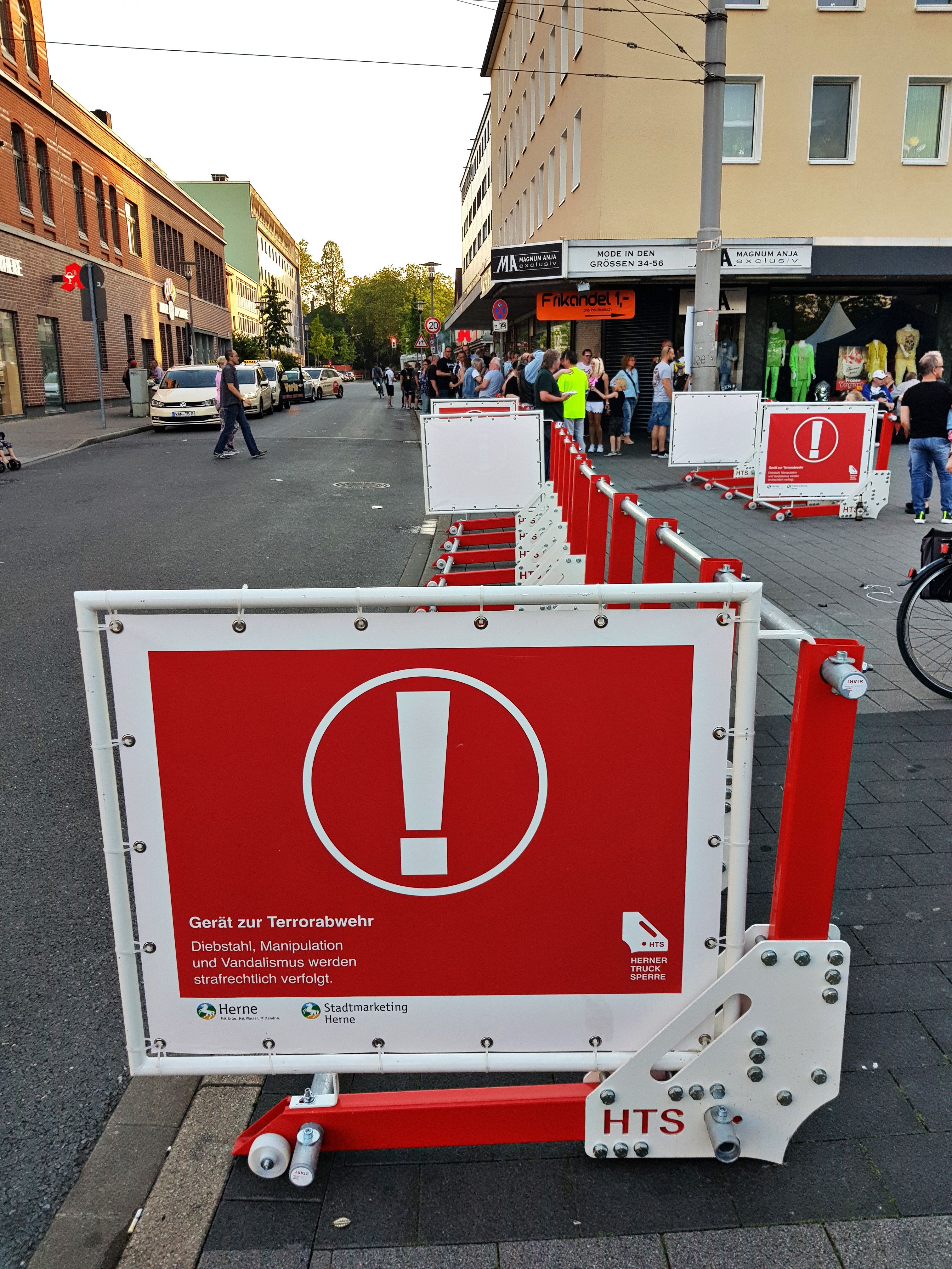 Bannerrahmen schützen Besucher. Damit stolpert niemand über die Anti Terrorsperre.