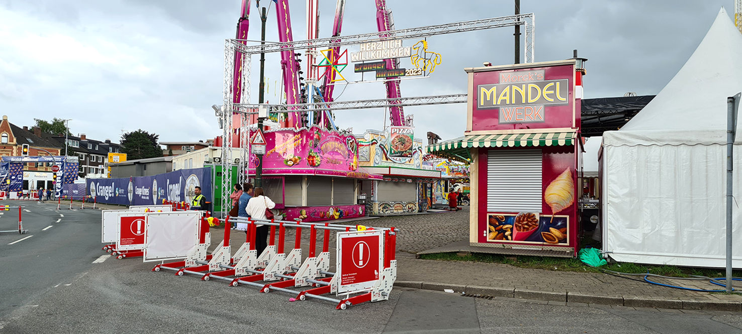 Direkt vor der Kirmes stehen Trucksperren in Doppelreihen. Davor steht ein Hindernisparcour um die Geschwindigkeit aus dem angreifenden Fahrzeug zu nehmen.