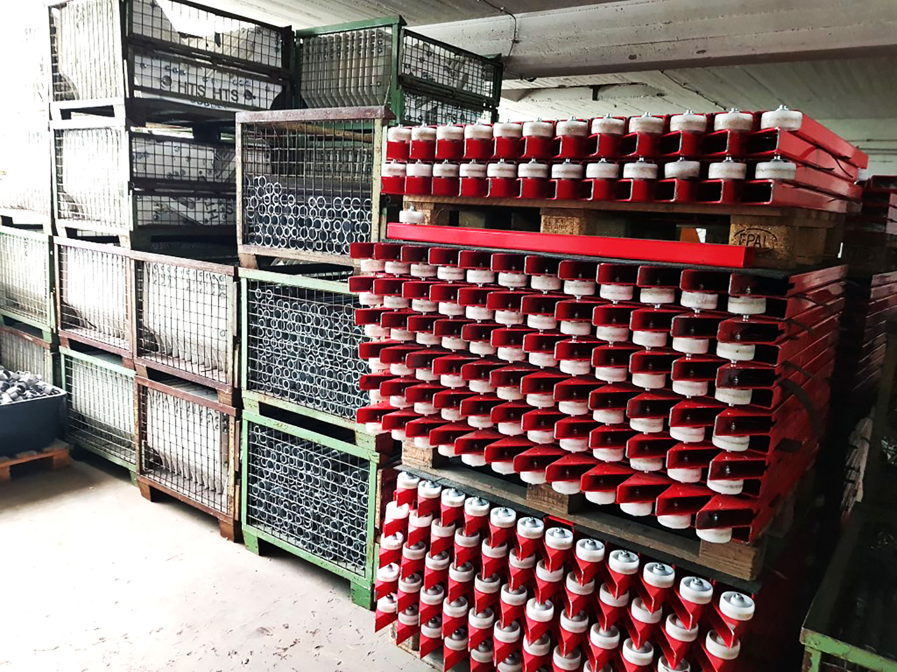 450 Überfahrsperren der Marke HTS benötigen sehr wenig Platz im Lager.
