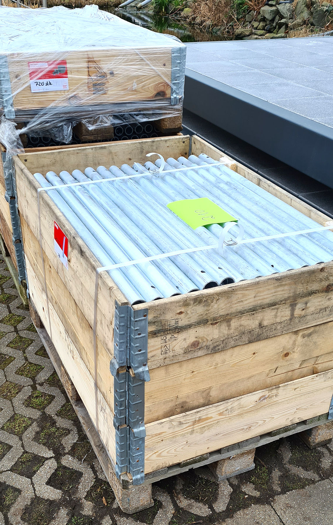 Die Einzelteile der Herner Trucksperre werden kompakt verpackt an die Spedition übergeben.