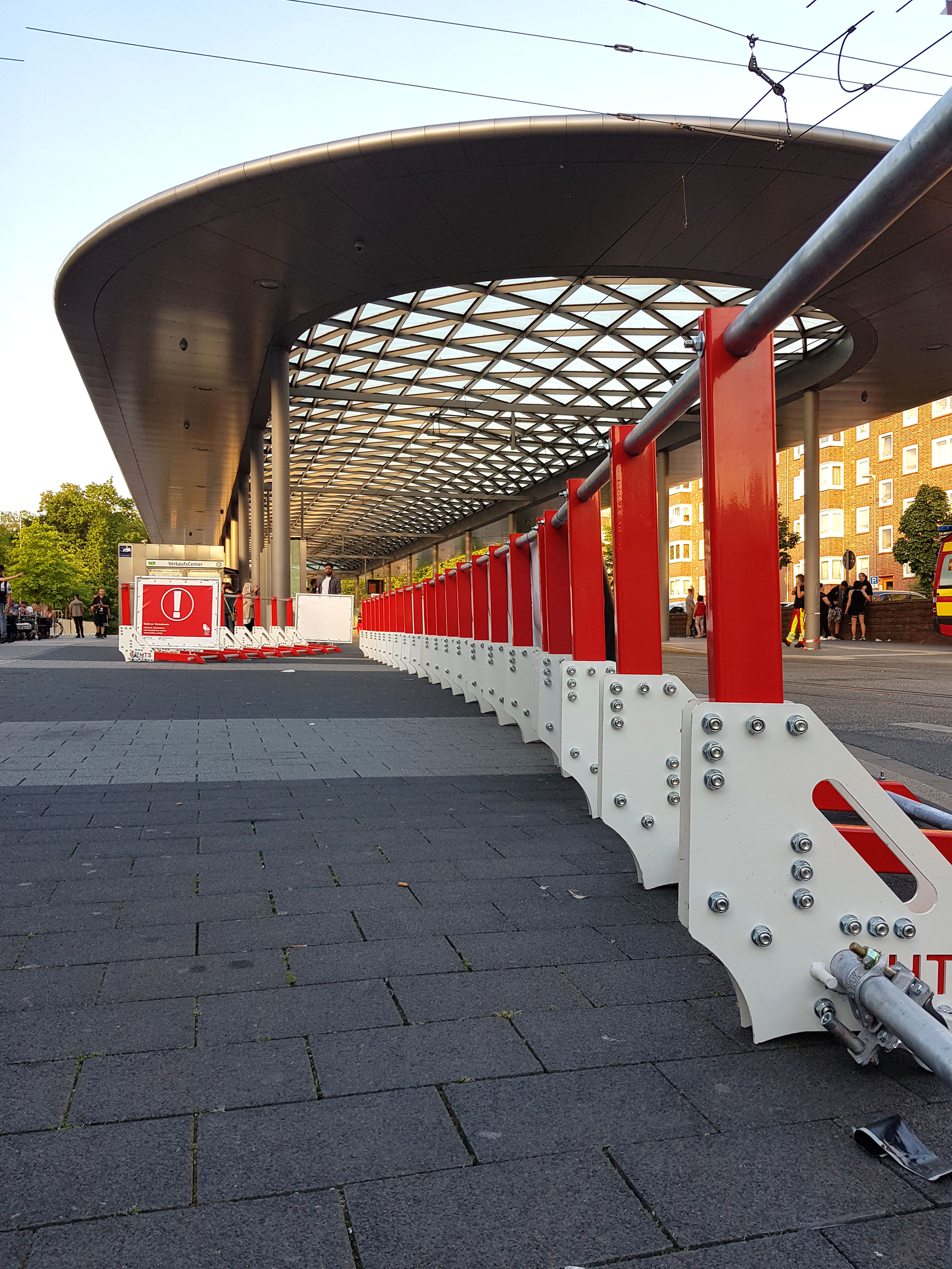Die LKW-Sperre ist flexibel nebeneinander zu verketten. 