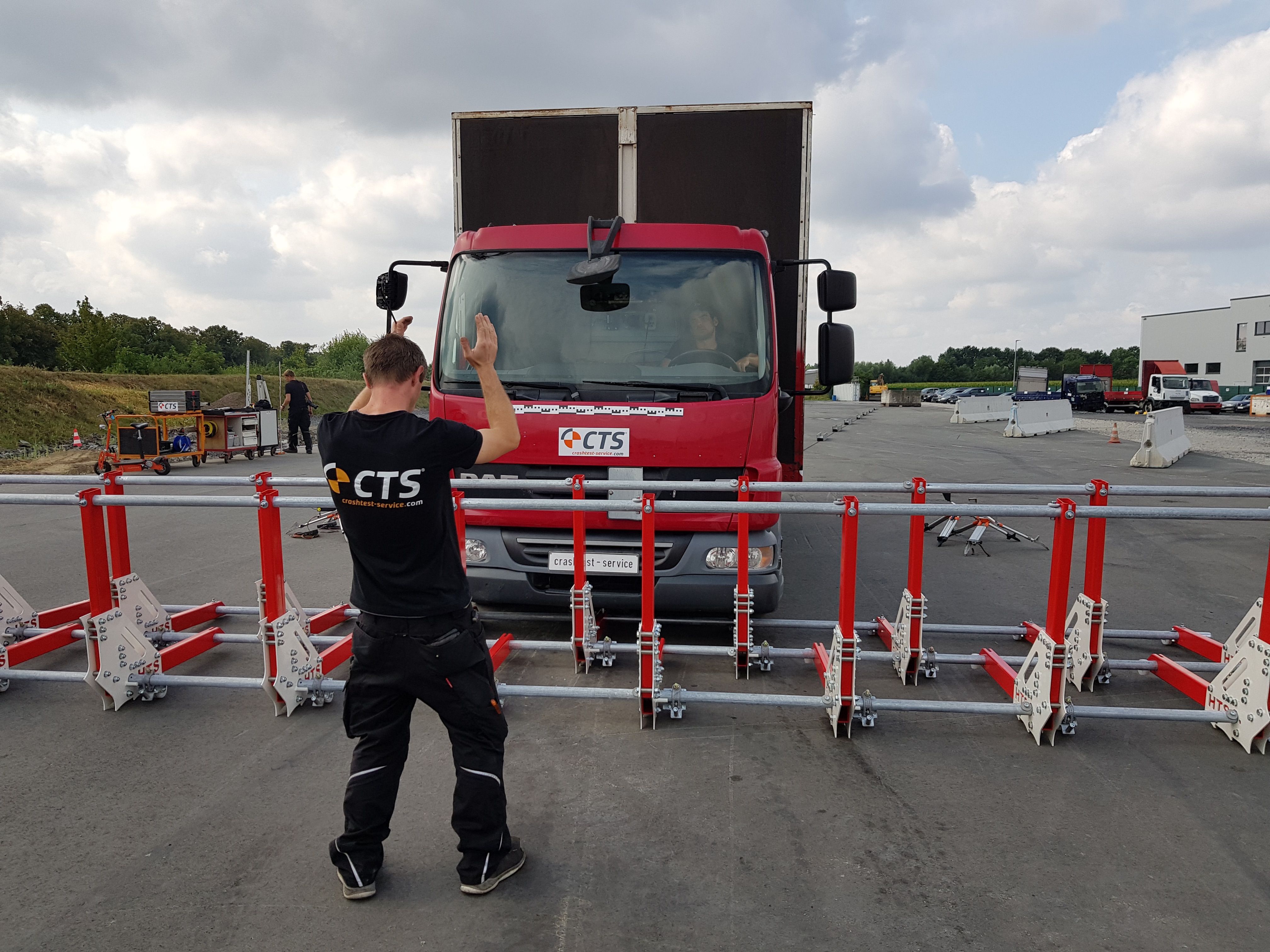 Ein Crashtest ist gut. Ein überzeugendes taktisches Einsatz Konzept im Perimeter Schutz ist besser. Lassen Sie sich nicht von Testzertifikaten täuschen.