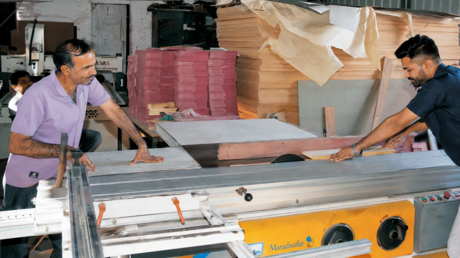 Panel sizing on the sliding table saw