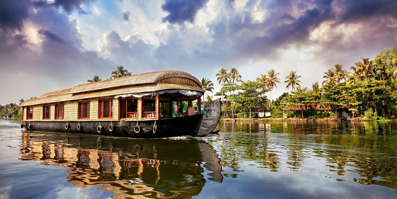 How to visit the backwaters in Kerala