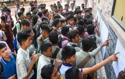 தந்தை உயிரிழந்த சோகத்துடன் 12ம் வகுப்புதேர்வு எழுதிய மாணவன் – எவ்வளவு மார்க் தெரியுமா?