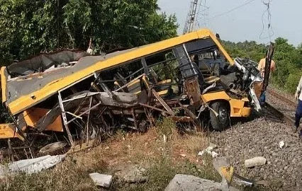 பள்ளி வேன் மீது ரயில் மோதி கோர விபத்து 3 பேர் பலி