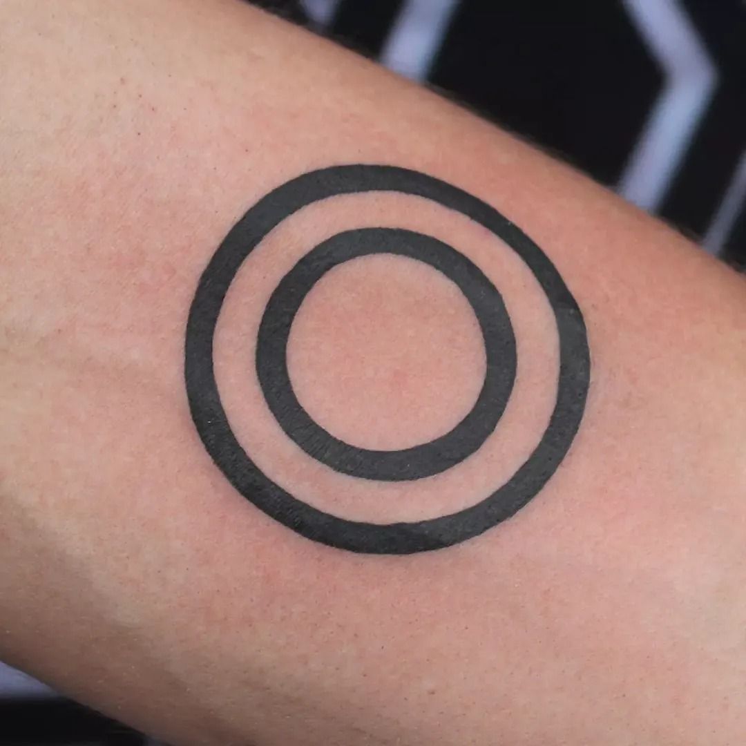 Minimal concentric circle handpoke by Mo Naga