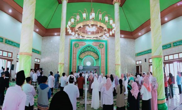 Universitas Nahdlatul Ulama Blitar mengawali tahun akademik 2023/2024 menggelar acara istighosah dan pengajian di Masjid Graha NU, Minggirsari, Kabupaten Blitar