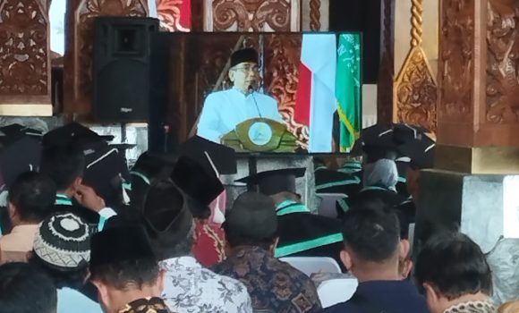 Mahasiswa Perbankan Syariah Universitas Nahdlatul Ulama Blitar di Anugrahi sebagai lulusan terbaik universitas dalam Wisuda ke 4.