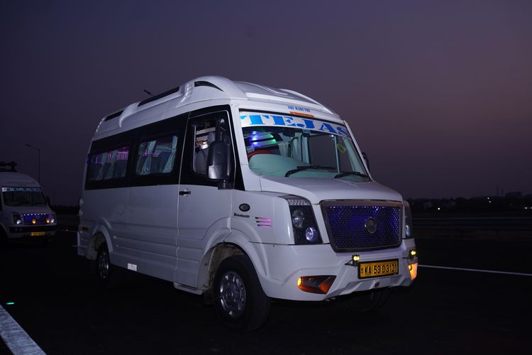 12 seater tempo traveler