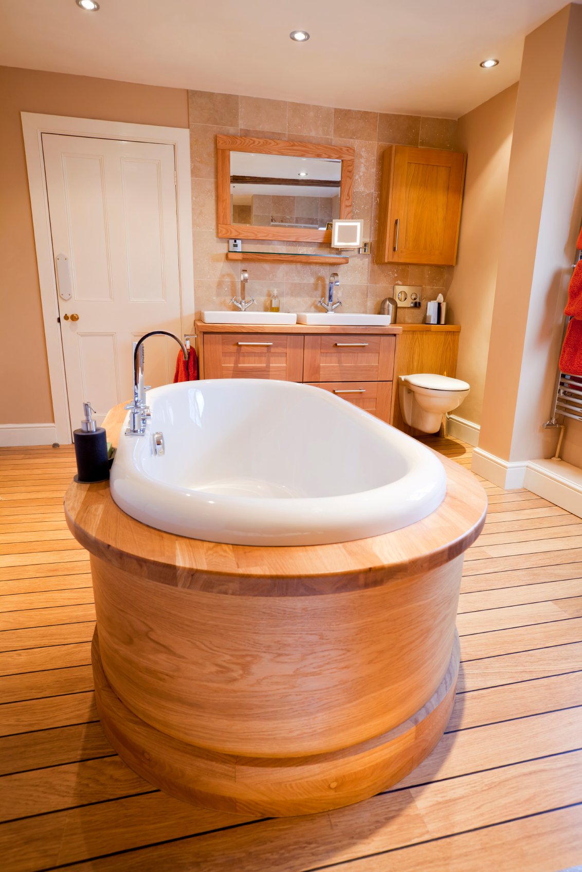 Rounded Bathtub Two-Basen Sink Wood-Stained Bathroom