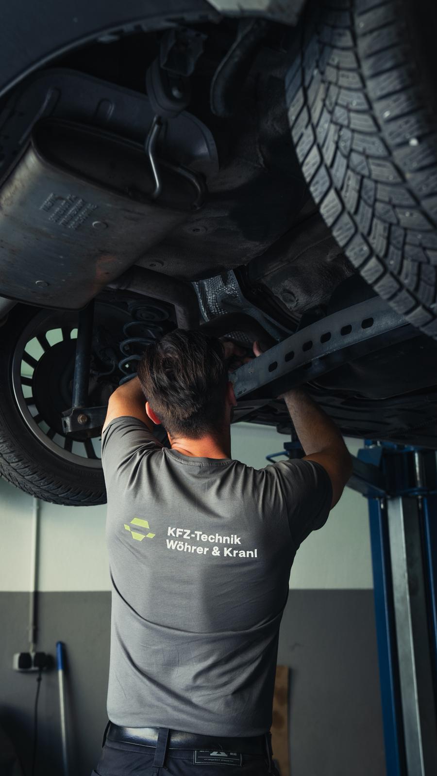 KFZ Werkstatt Wöhrer & Kranl in Sollenau - Moderne Hebebühnen und Werkstattausrüstung