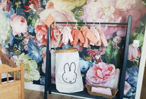 bloemenbehang kinderkamer