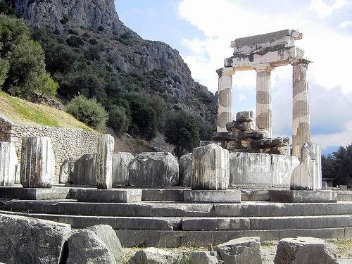 Guía de Delfos: El Ombligo del Mundo Antiguo