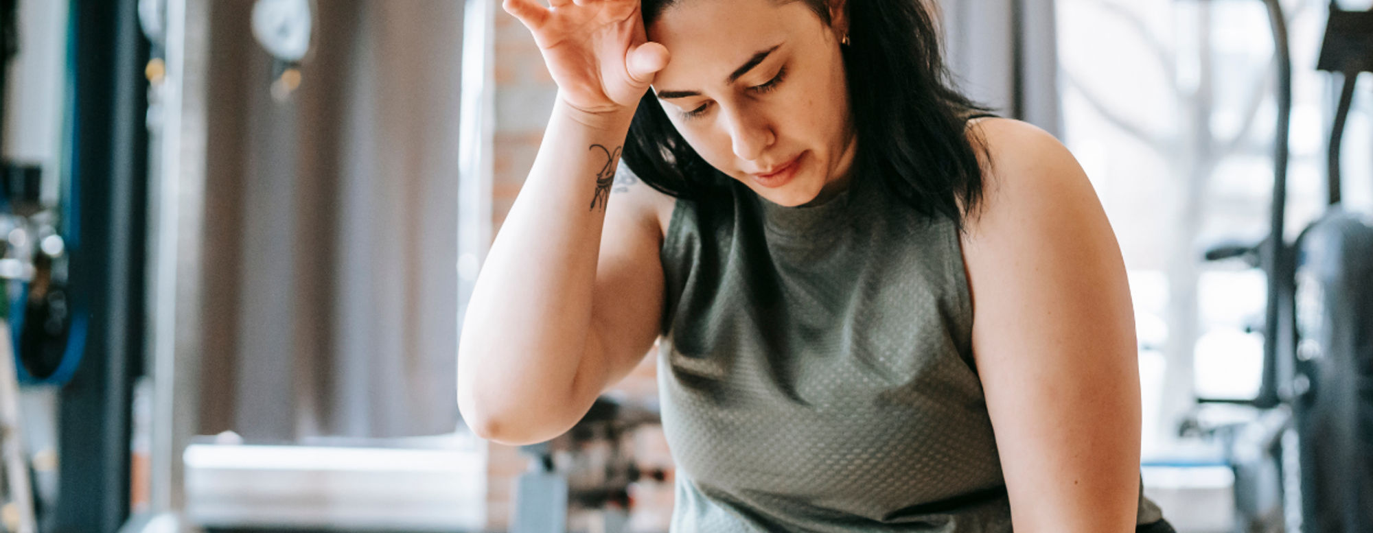 Frau sitzt im Gym Frau sitzt im Gym
