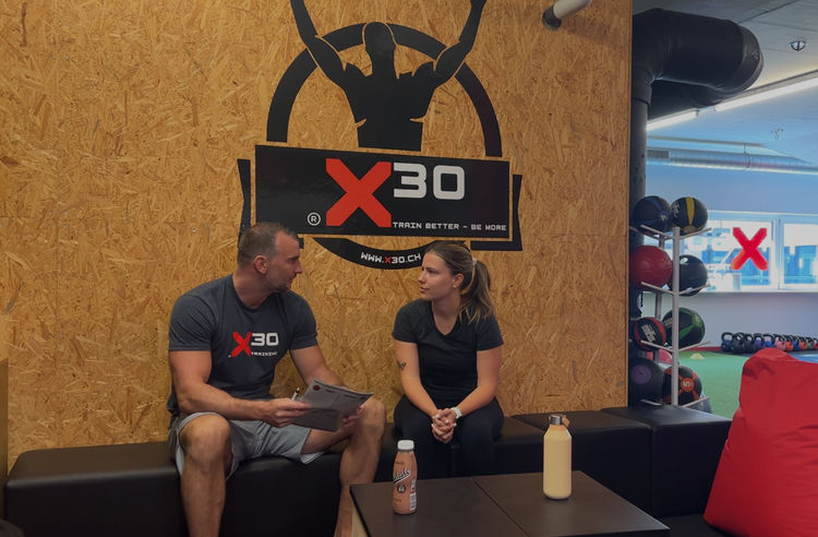 Coach Pasci im Analysegespräch mit Kundin