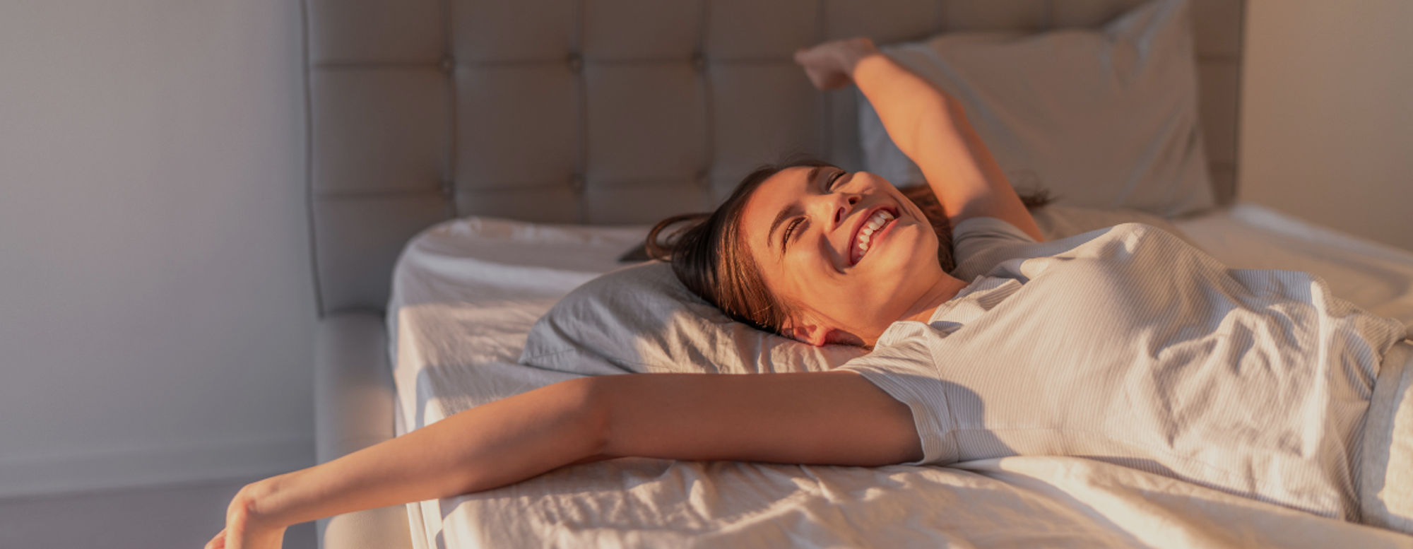 Frau wacht erholt auf