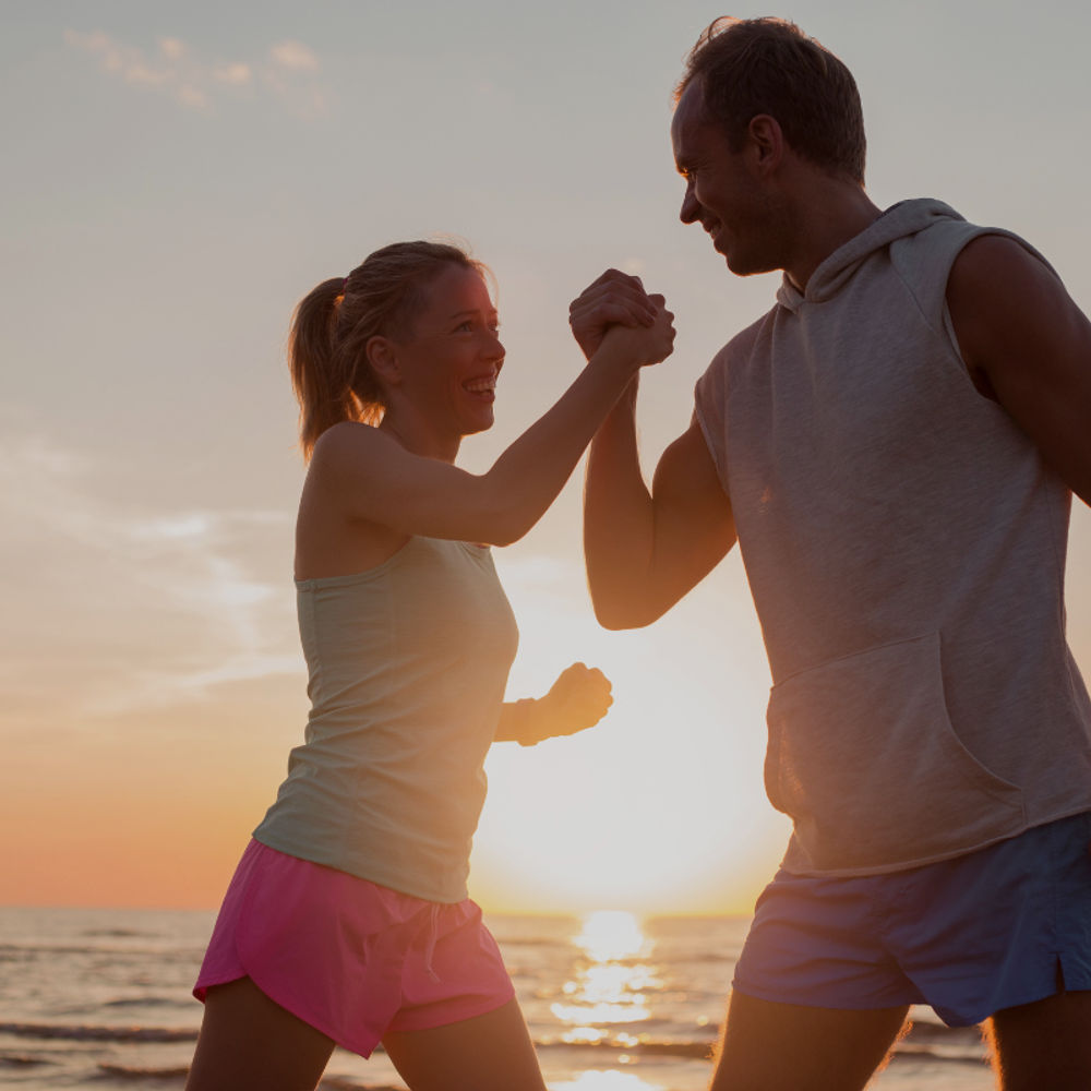 frau und mann beim Training am Strand frau und mann beim Training am Strand