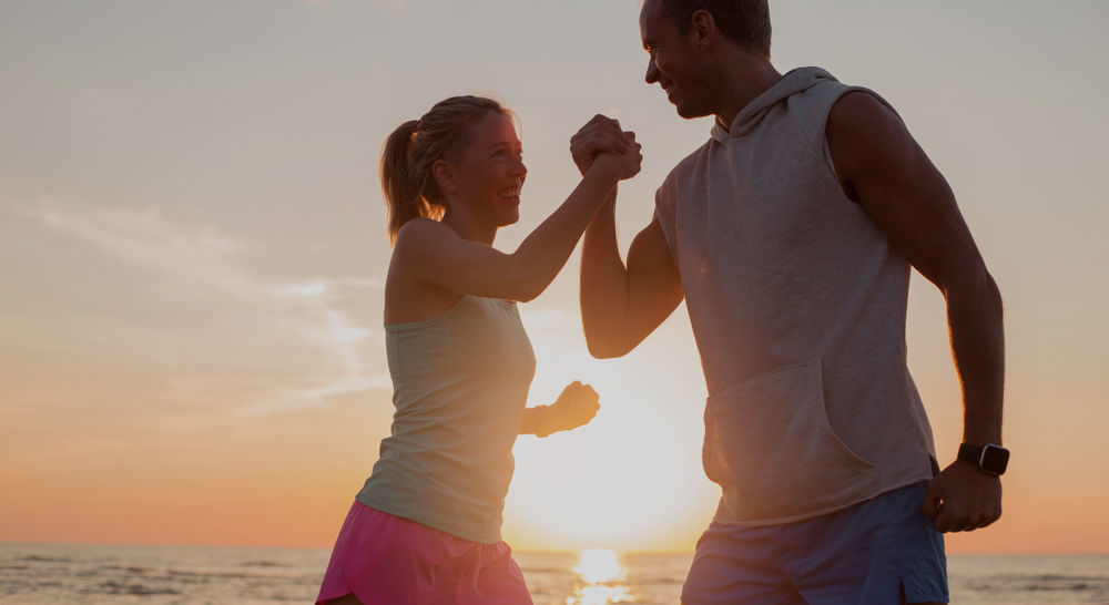 frau und mann beim Training am Strand frau und mann beim Training am Strand
