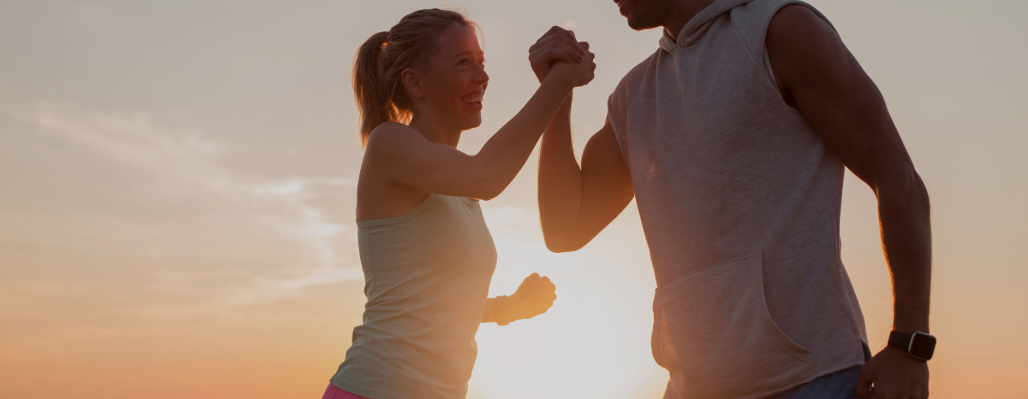 frau und mann beim Training am Strand