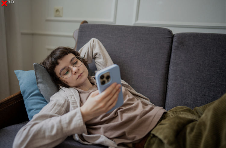 Frau scrollt am Handy