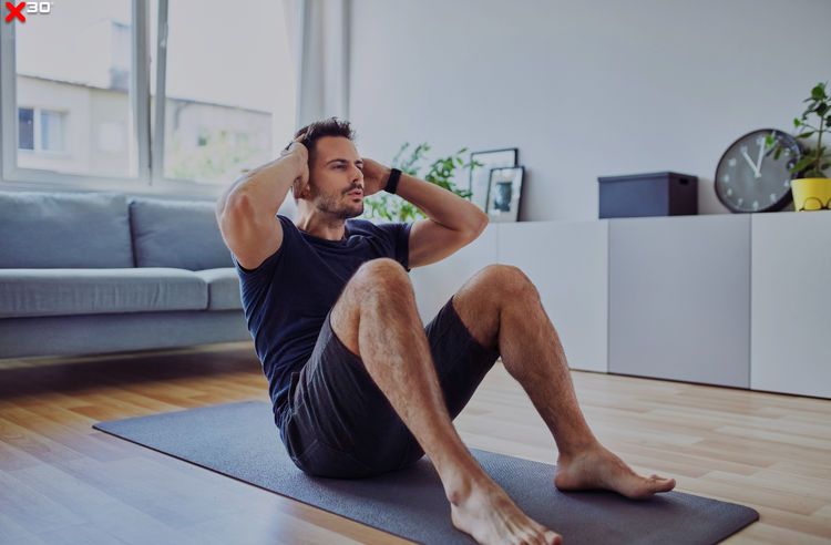 Ein Mann absolviert ein Home Workout