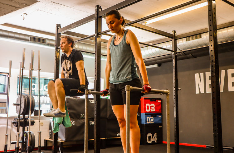 x30 Fitnessstudio: Zwei Personen beim Training