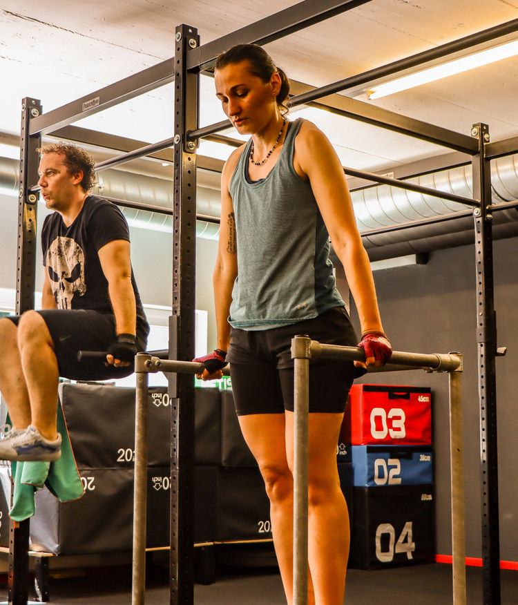 x30 Fitnessstudio: Zwei Personen beim Training x30 Fitnessstudio: Zwei Personen beim Training