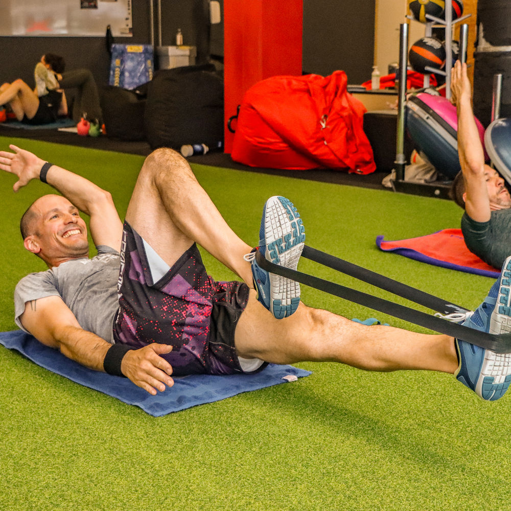 Gruppe von Personen beim Bauchtraining im x30 Studio