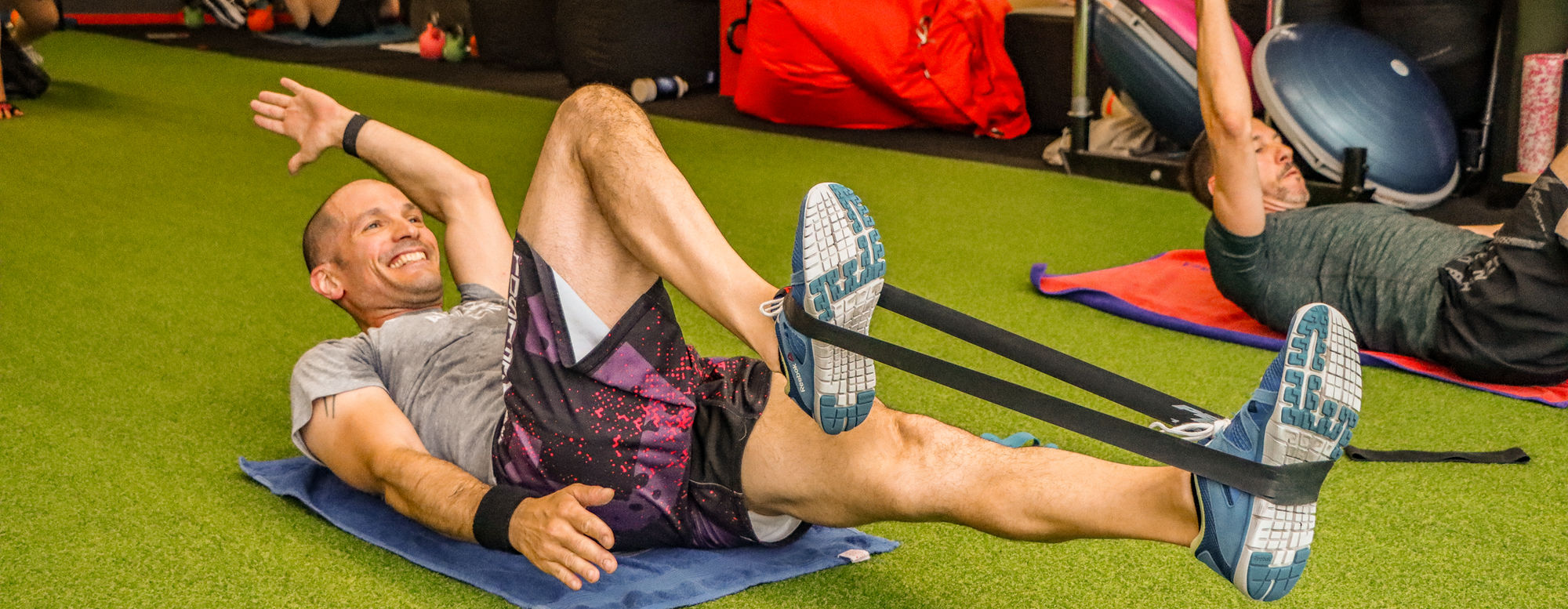 Gruppe von Personen beim Bauchtraining im x30 Studio