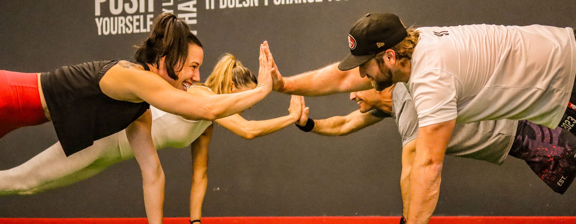 Gruppentraining im Fitnessstudio in Baden