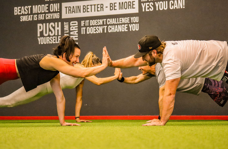 Gruppentraining im Fitnessstudio in Baden