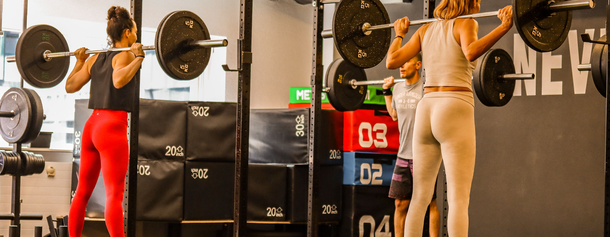 3 Personen im Fitnessstudio beim Leg Day