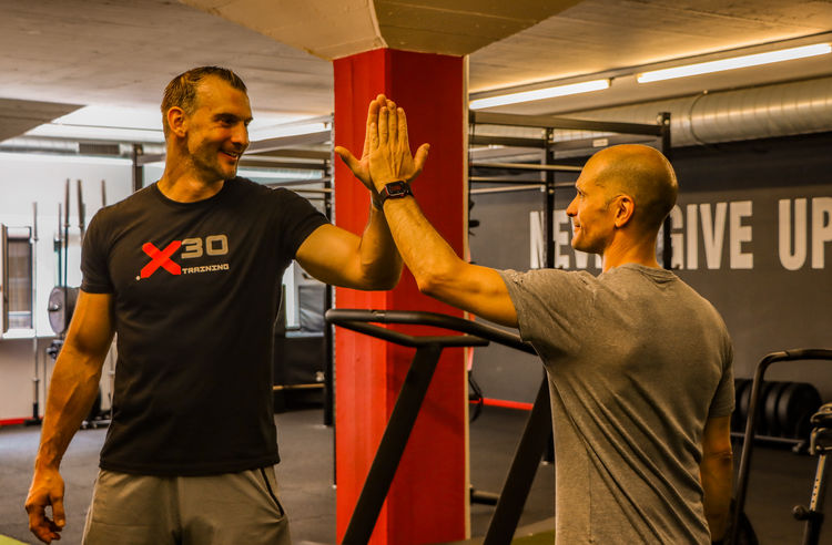 Pascal Blunschi klatscht sich mit einem Kunden ab