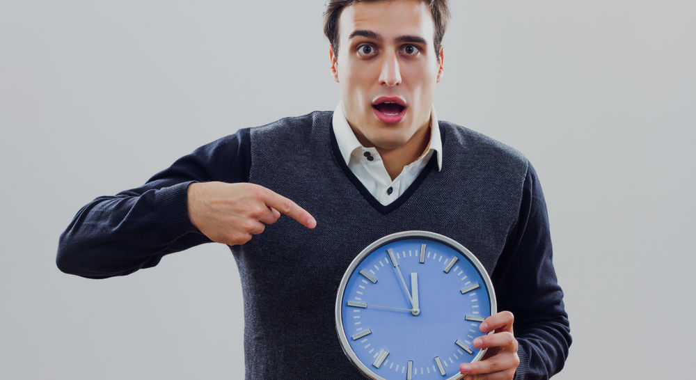 Mann zeigt auf Uhr Mann zeigt auf Uhr