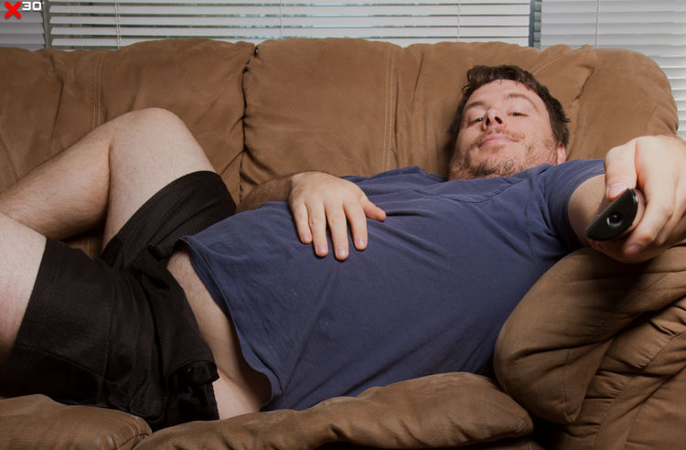 Man liegt unmotiviert auf Couch