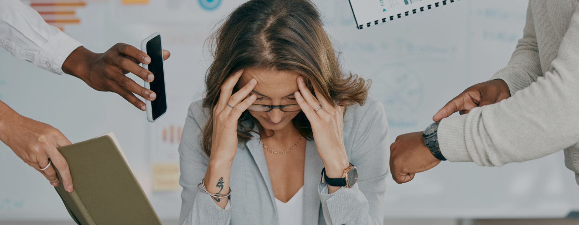 Frau ist gestresst am Arbeitsplatz