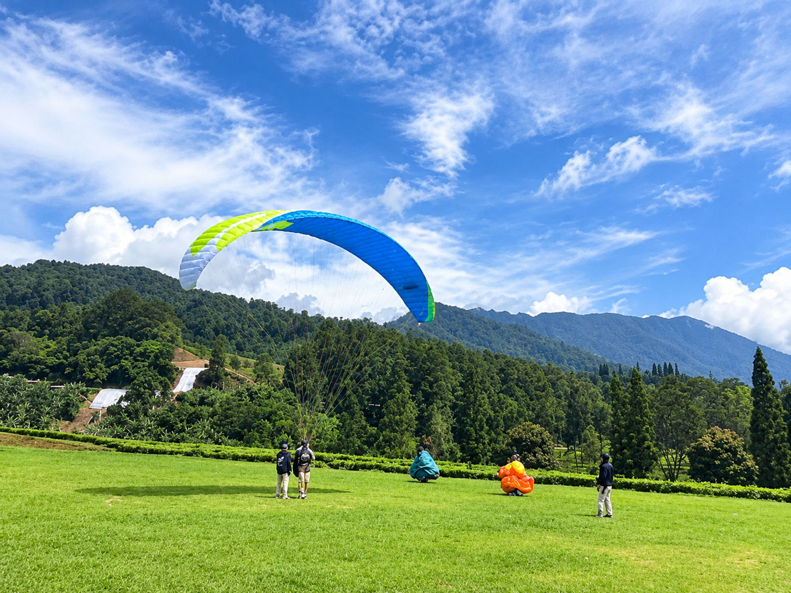 Spot Paralayang Puncak: Harga, Lokasi, dan Cara Daftar untuk Pemula