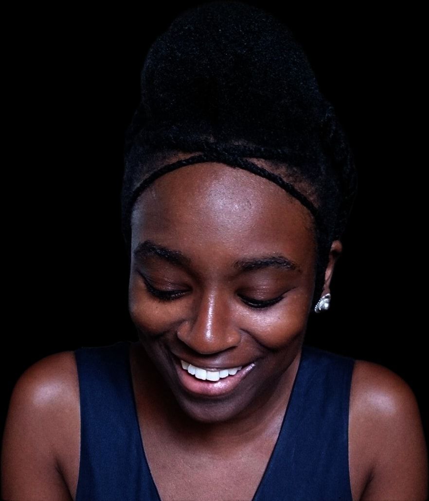 Portrait où Abeba NGWE regarde vers le bas, où se trouvent les vidéos.