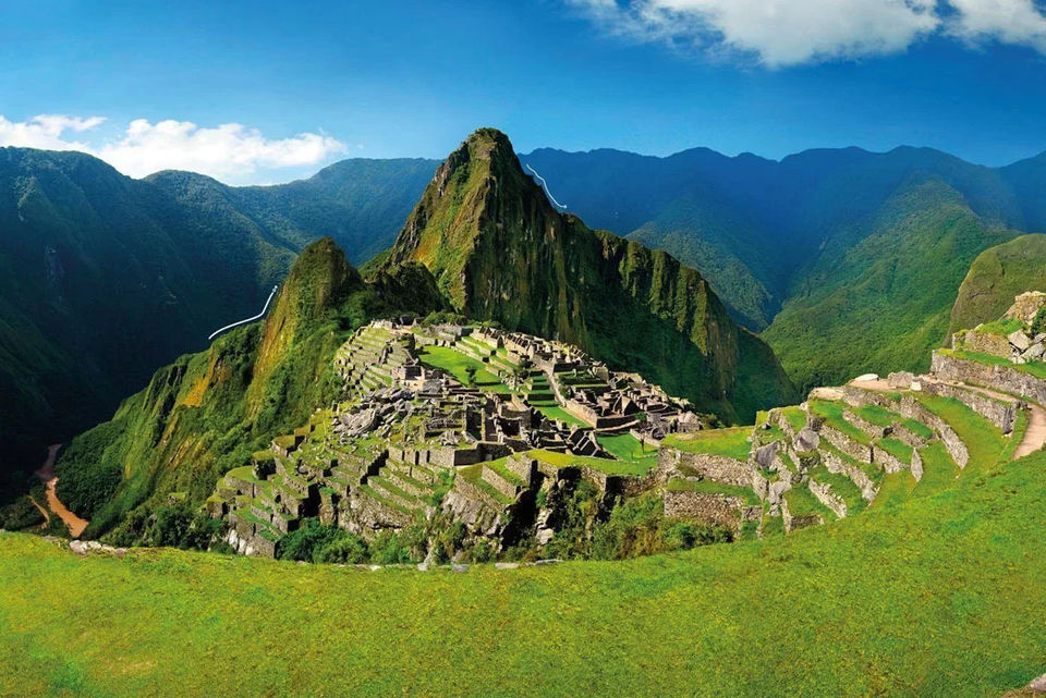 Virtual reality scene of a mountain village surrounded by greenery, used to create immersive classroom experiences.