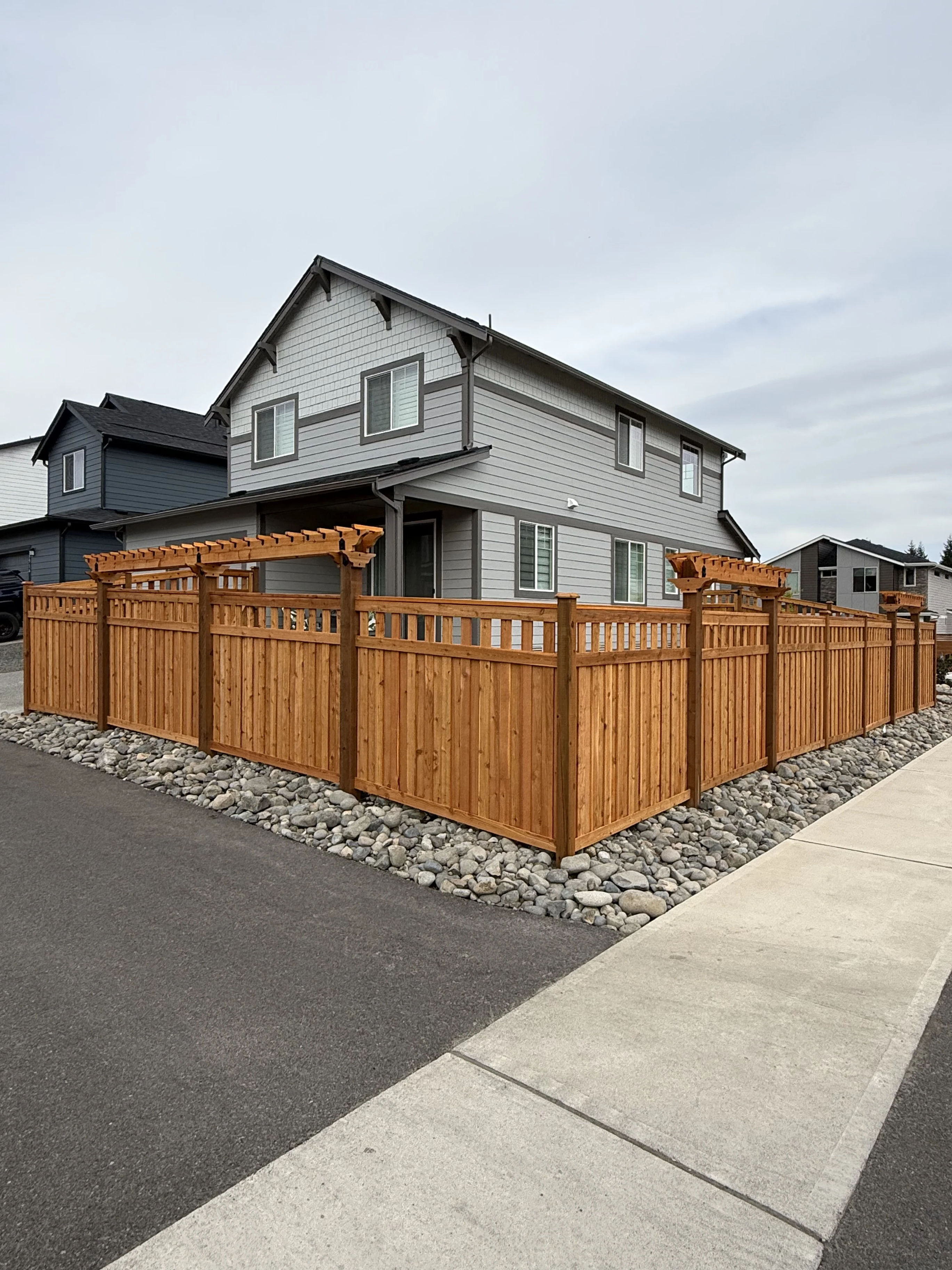 Craftsman fence showing alternating board pattern detail