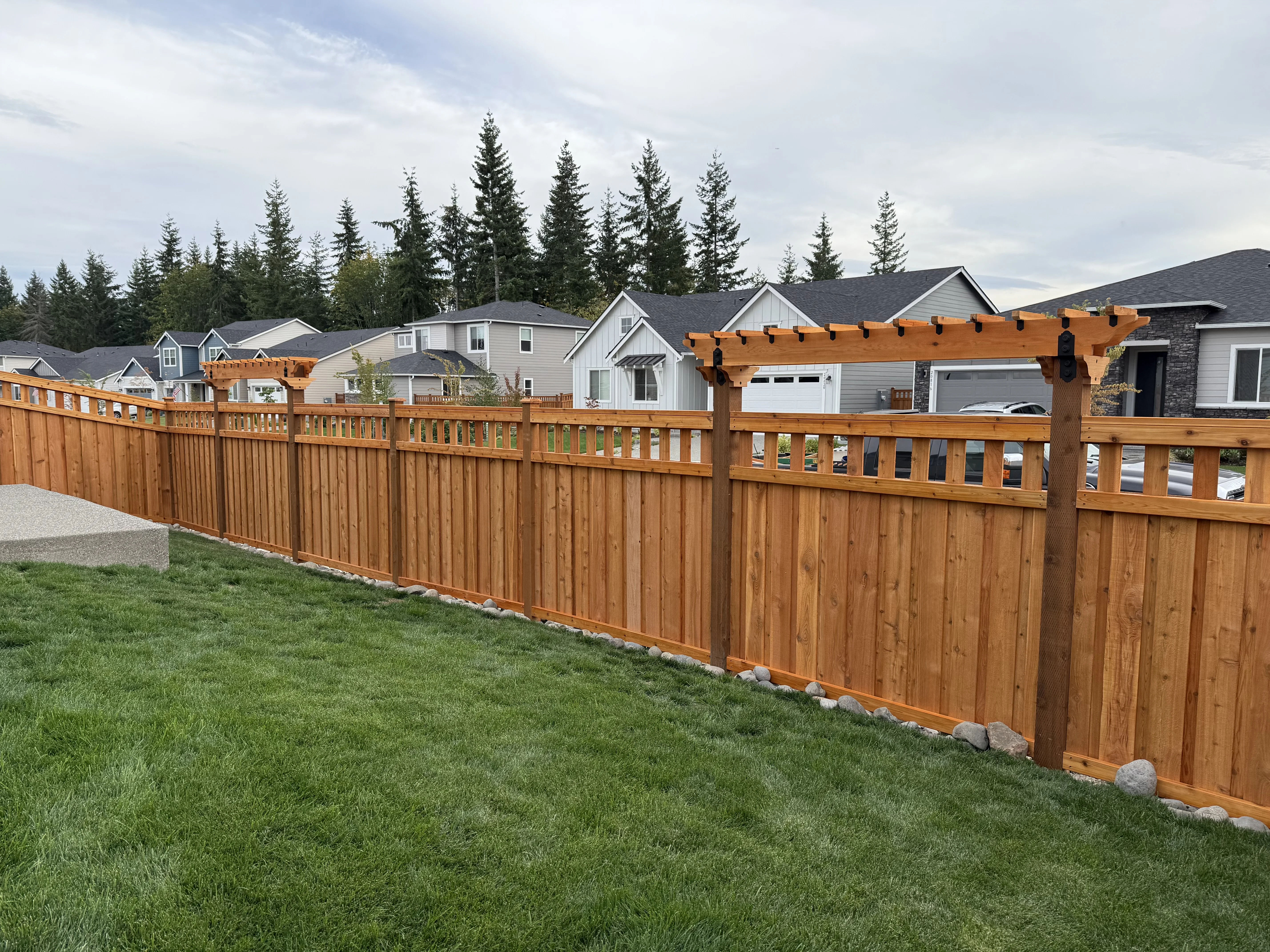 Cedar craftsman fence with alternating board pattern