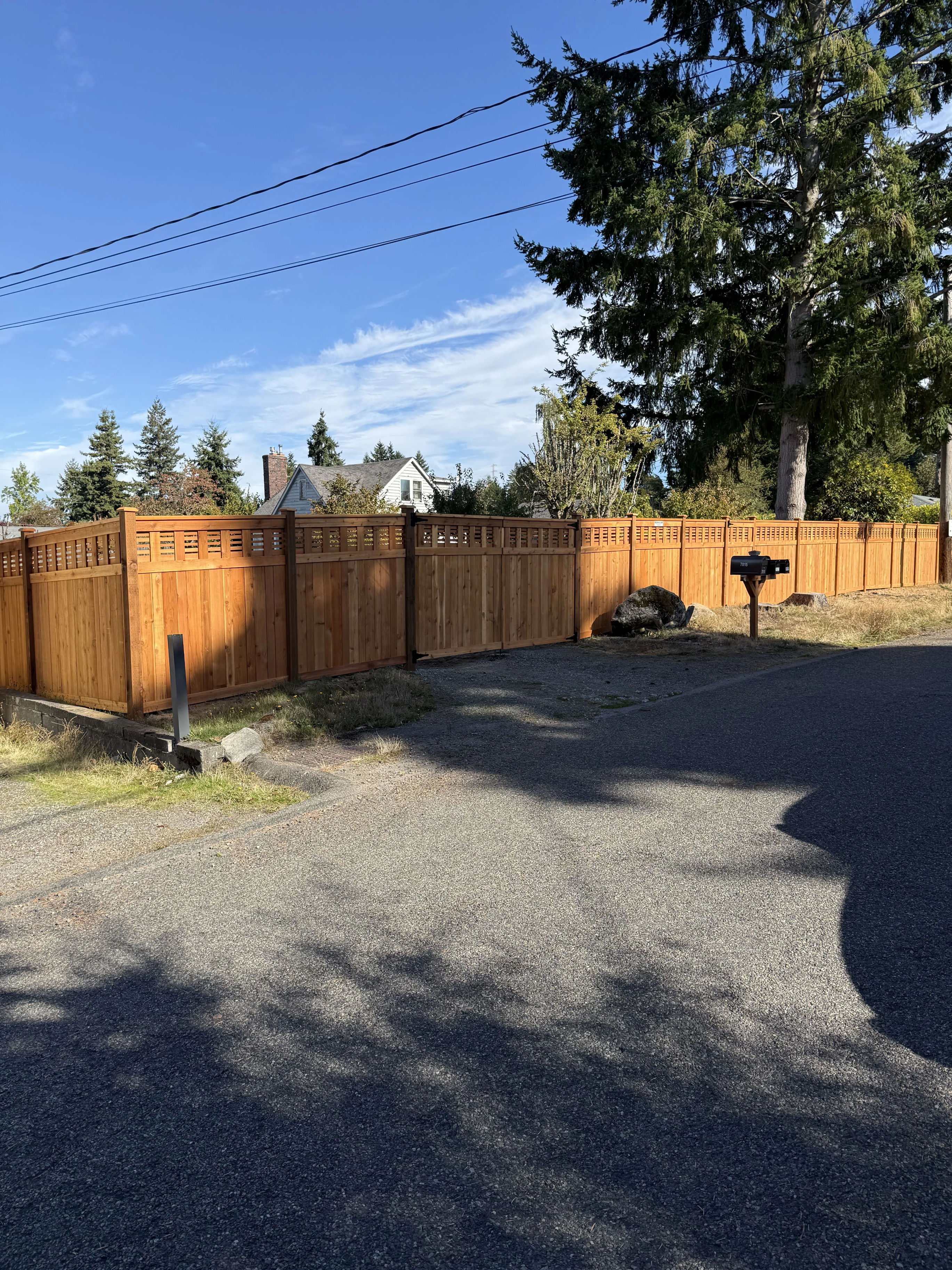 Horizontal lattice fence with full 5/8 inch thick lattice strips
