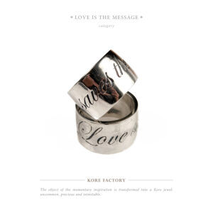 Anello 'Love Saves the day' in argento 925 con incisione.
