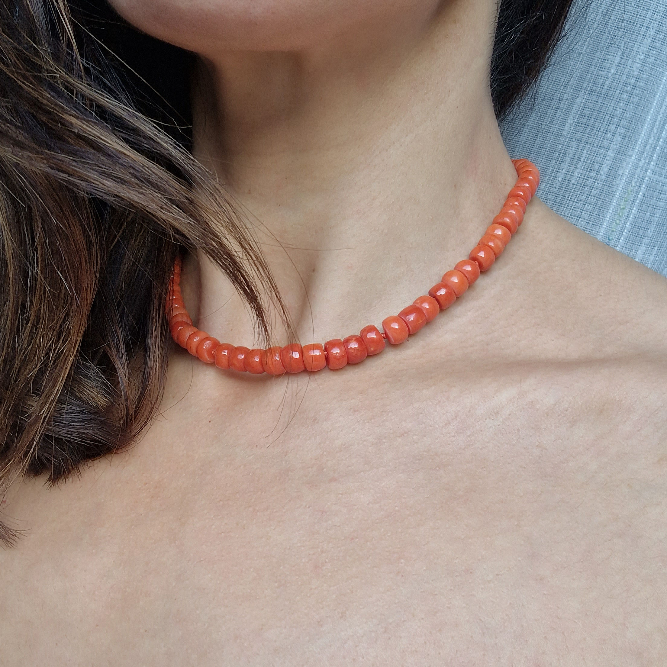 Orecchini In Oro 18k Per Bambina E Donna – Rotondi Con Corallo E Pietre, Chiusura A Vite Di Sicurezza, Anallergici