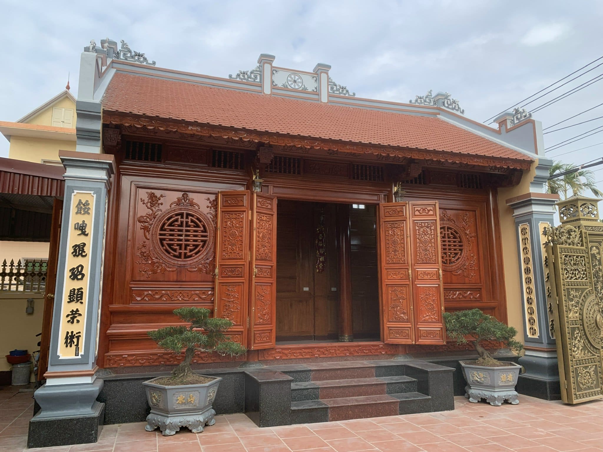 Mẫu cửa bức bàn đẹp cho từ đường