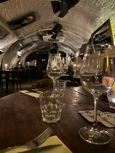 't Oude Pothuys intimate live music venue with arched ceiling, stage lighting, PA system, and table seating.