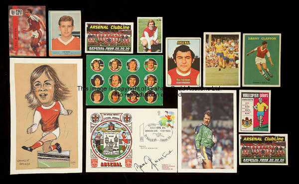 A quantity of modern collector's cards featuring Arsenal FC and their players, including a few autog...