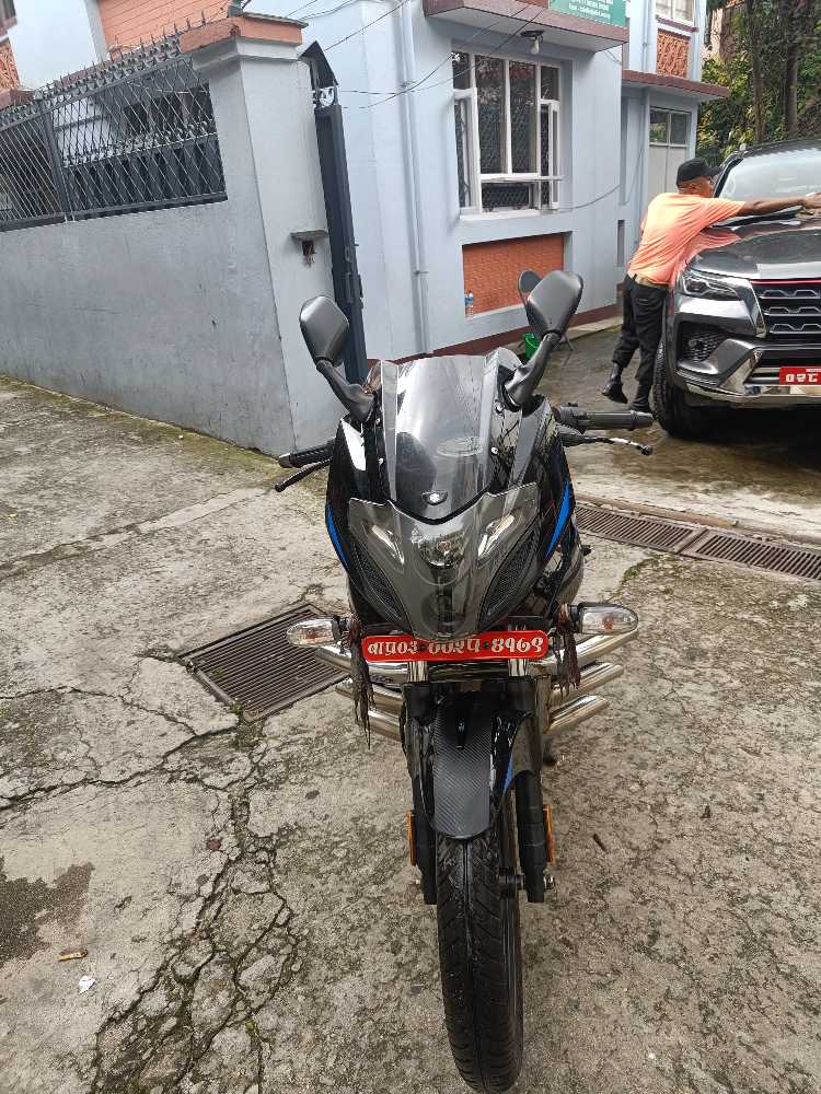 Used 2021 Bajaj Plusar 220 bike for sale in Kathmandu - Image 2 of 4
