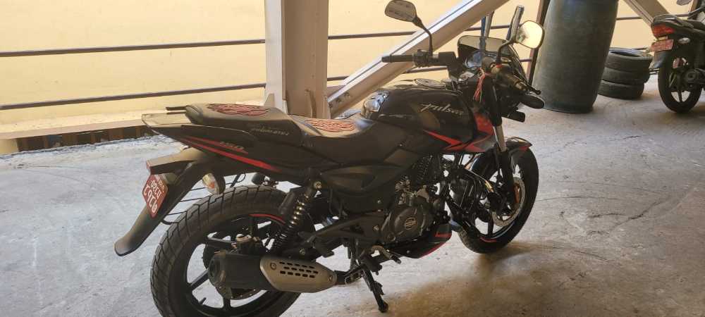 Used 2021 Bajaj Plusar 150 bike for sale in Kathmandu - Image 7 of 9